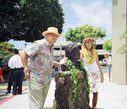 Doug Mossman and Lynn Liverton, the artist who created the Jack Lord bust.